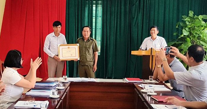 Khen thưởng Trưởng Công an xã Thanh An cứu người trong vụ cháy